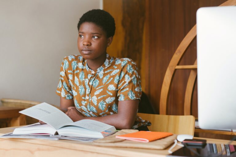 estudante negra lê seus livros